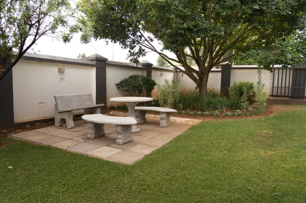 Rueby'S Guesthouse Dullstroom Exteriör bild